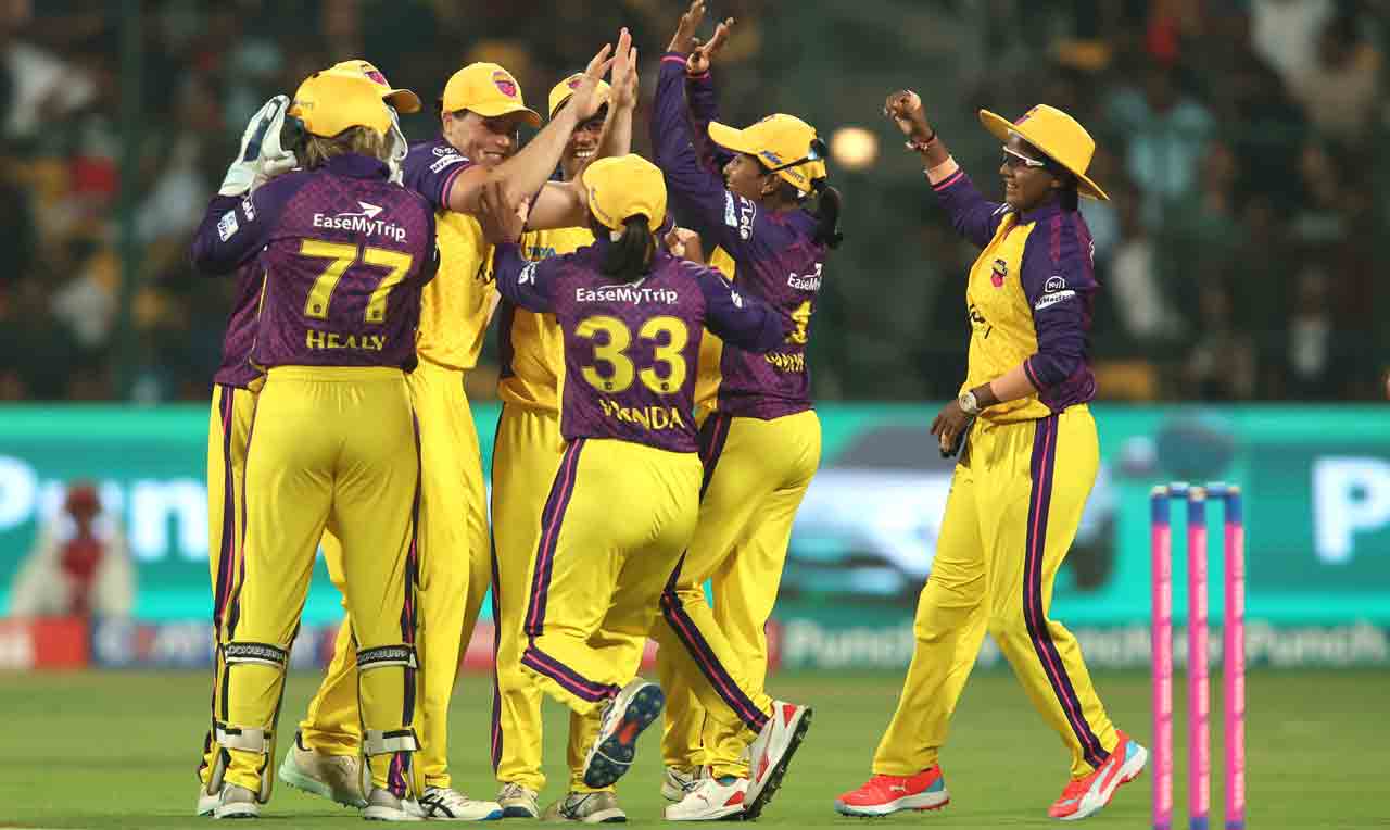 WPL 2024 | ప‌వ‌ర్ ప్లేలో ఓపెనర్లు ఔట్.. బౌండ‌రీల‌తో హోరెత్తిస్తున్న మేఘ‌న‌