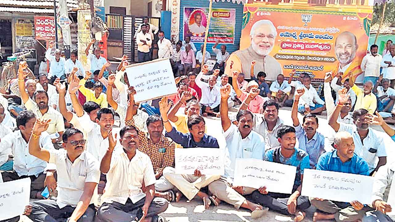 గర్శకుర్తిలో మరమగ్గాల కార్మికుల ఆందోళన