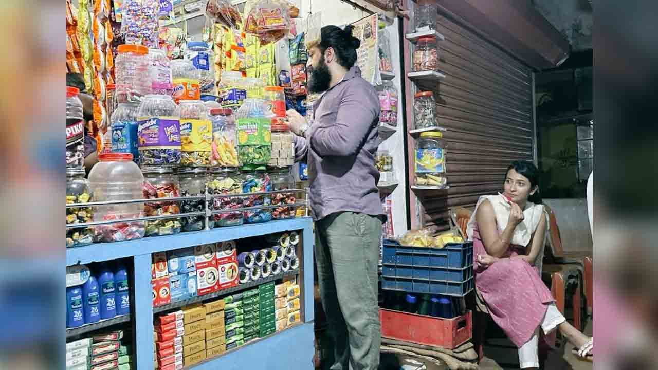 KGF Actor Yash | భార్య అడిగిందని ఐస్ క్యాండీ కొనిచ్చిన కేజీఎఫ్ హీరో.. ఫొటోలు వైర‌ల్