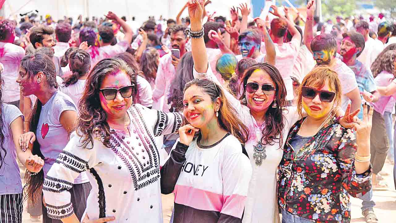 Holi | రంగుల కేళీ.. సంబురంగా హోలీ