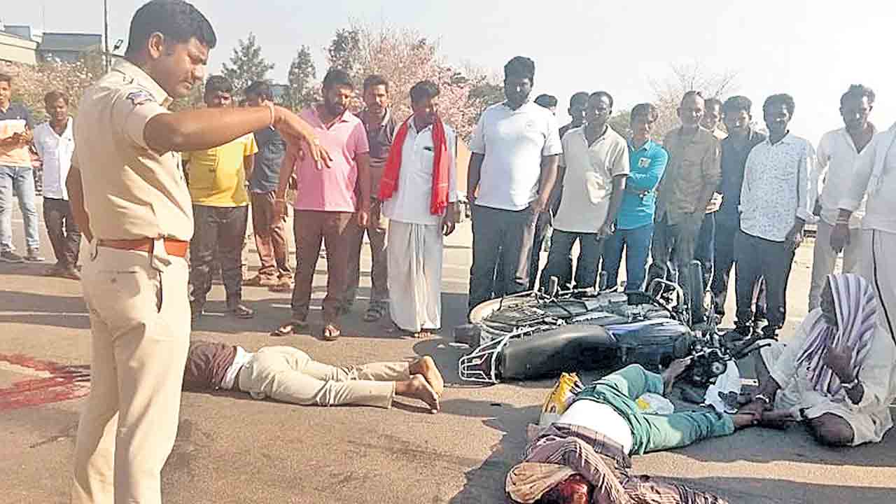 వాహనం ఢీకొని ఇద్దరు మృతి