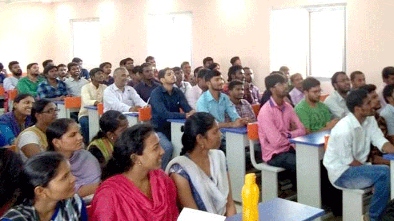 బీసీ స్టడీ సర్కిల్‌లో గ్రూప్‌-1కు కోచింగ్‌