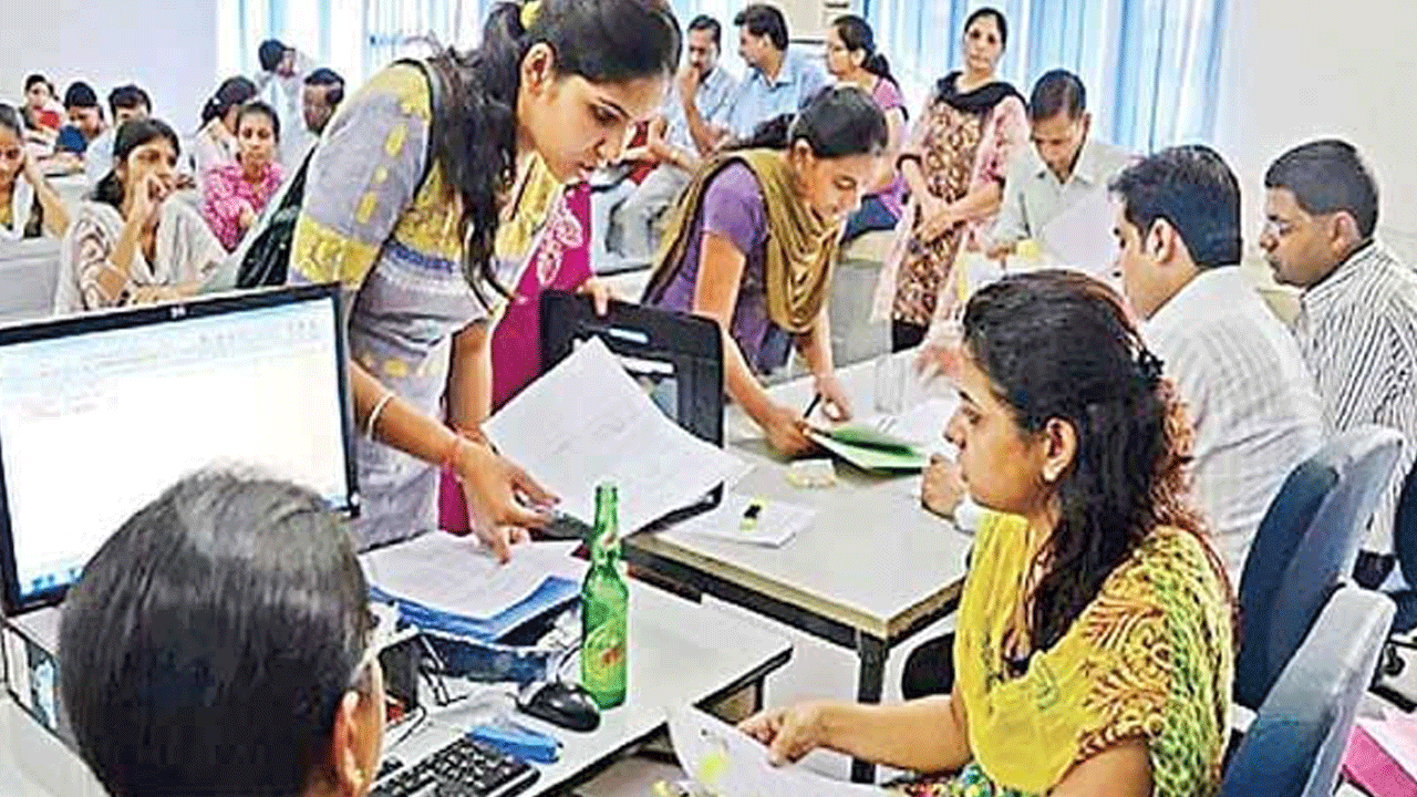 డీఎస్సీకి తొలిరోజు 300 దరఖాస్తులు