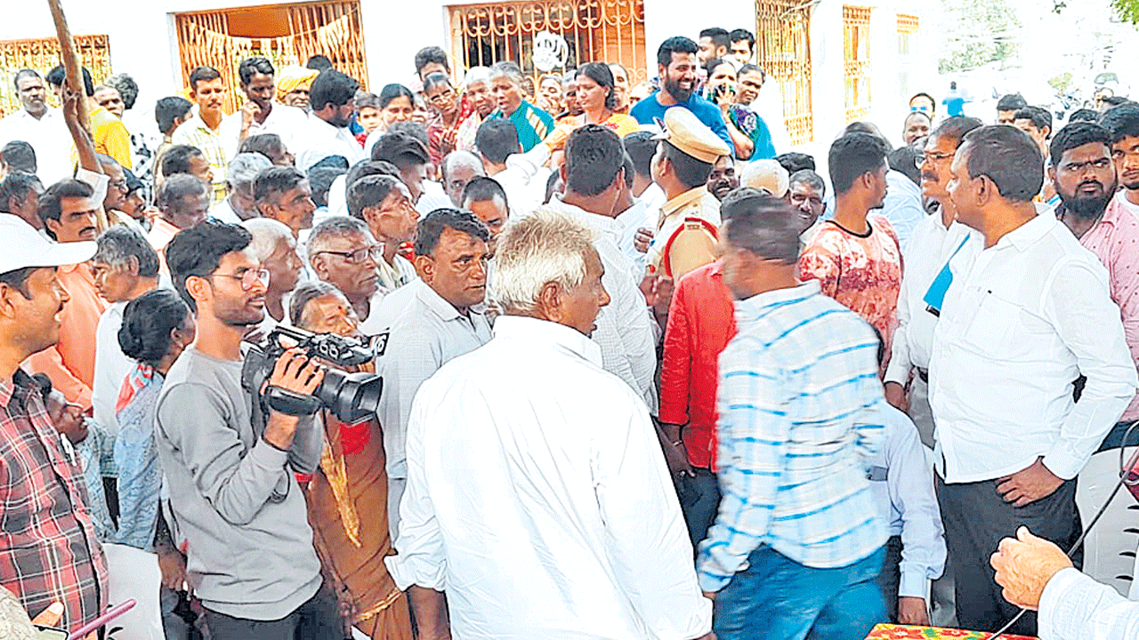 Indiramma House | ఇందిరమ్మ ఇండ్లు ఎప్పుడిస్తారు?.. ప్రశ్నించిన మహిళలపై బోధన్‌ ఎమ్మెల్యే సుదర్శన్‌రెడ్డి అసహనం