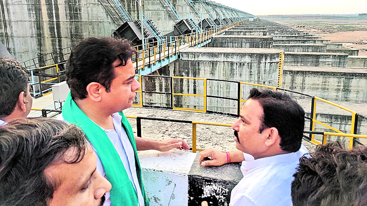 ప్రజల ముందు.. కాంగ్రెస్‌ కుట్రలు