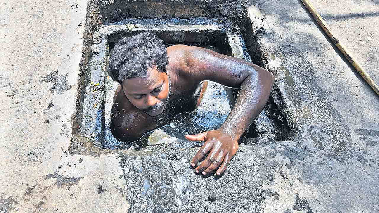 GHMC | ఇదేం అమానుషం.. యంత్రాలున్నా మ్యాన్‌హోల్‌ను కూలీలతో శుభ్రం చేయిస్తున్న జీహెచ్‌ఎంసీ