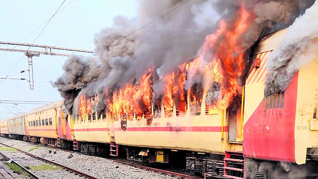 పాత రైలు బోగీలో మంటలు