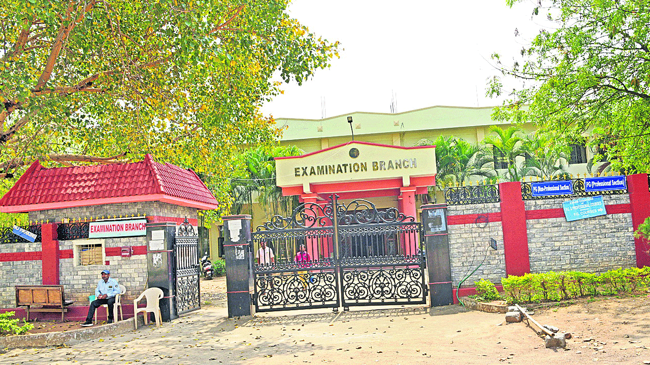 హాల్‌ టికెట్లు ఎప్పుడిస్తరు?