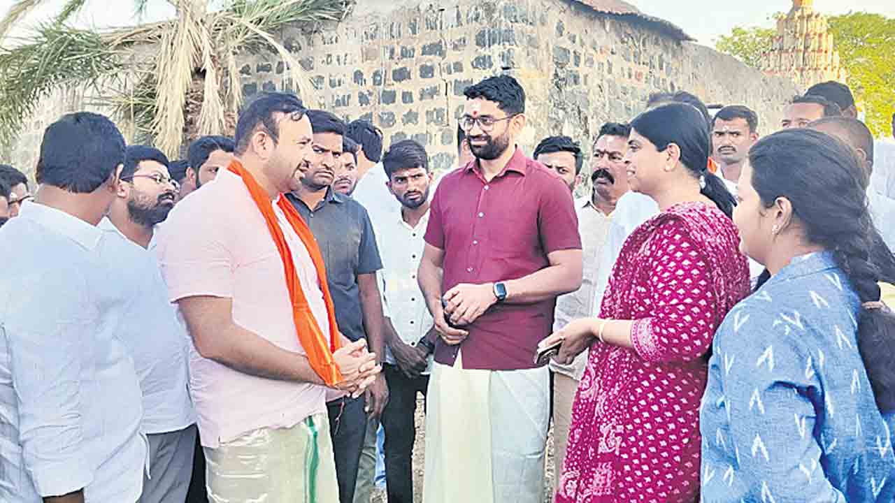 మెట్లబావిని సందర్శించిన పురావస్తు పరిశోధకులు