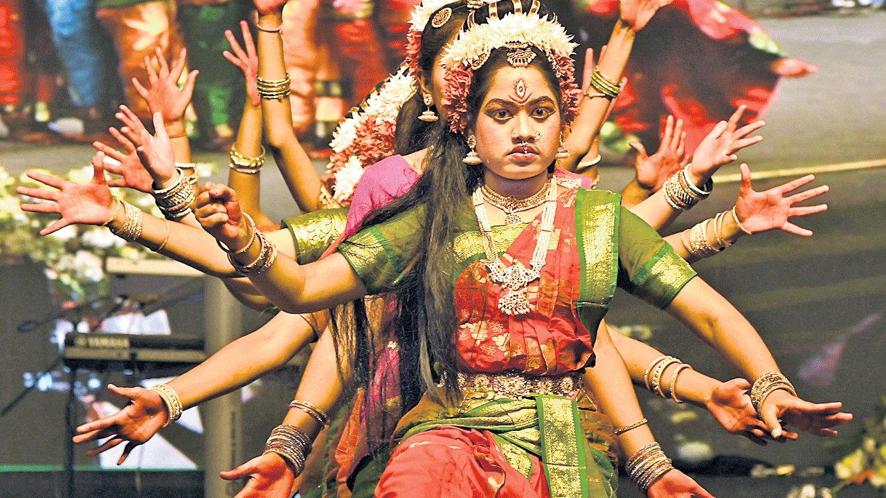 చీరకట్టి.. తళుక్కున మెరిసి