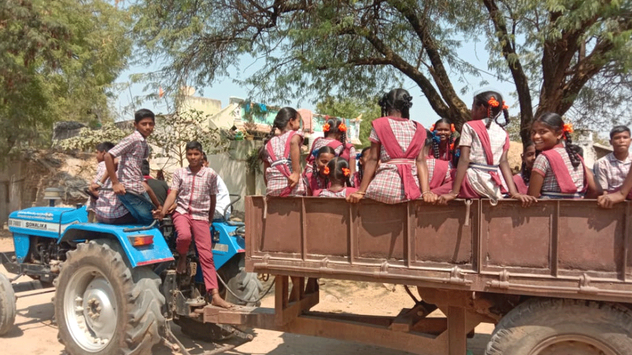 బడికి ట్రాక్టరే దిక్కాయే..