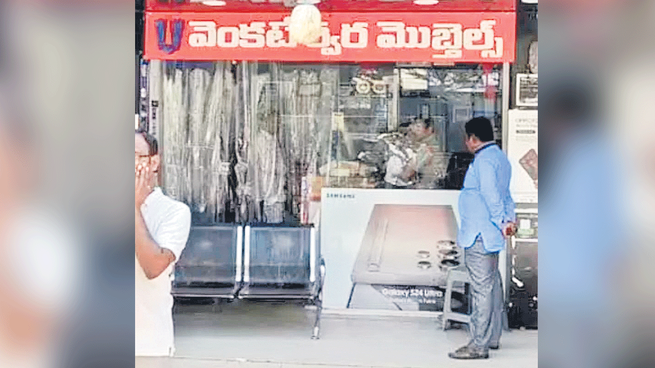 మొబైల్‌ షాప్‌లో చోరీ