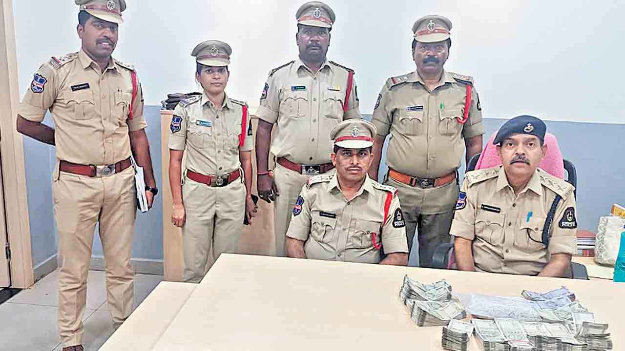 వాహనాల తనిఖీలు..