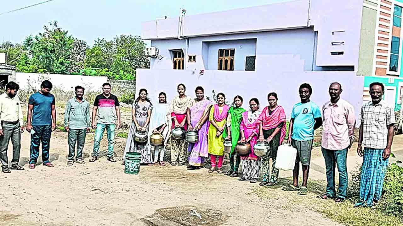 మా కాలనీకి నీళ్లివ్వండి..