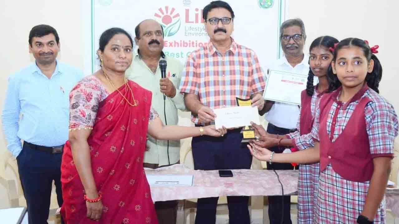 జిల్లాస్థాయి సైన్స్‌ ప్రదర్శనలో తల్లంపాడు ఫస్ట్‌