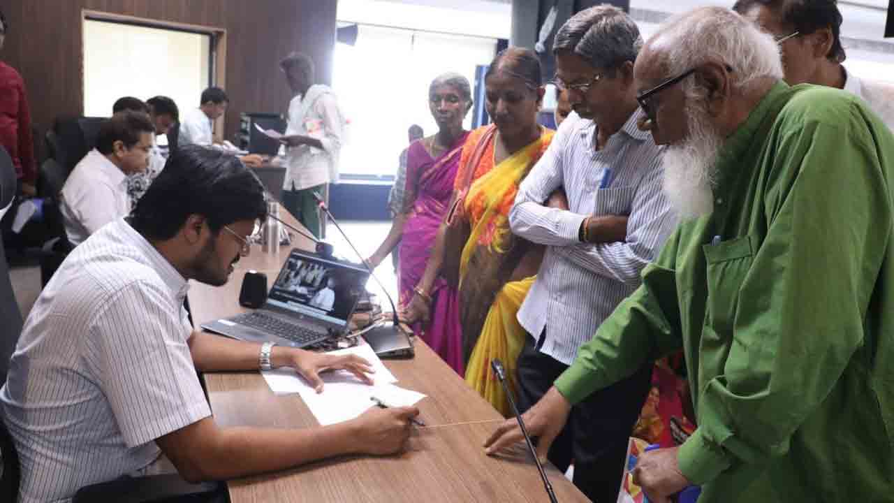 అర్జీలను త్వరితగతిన పరిష్కరించాలి : కలెక్టర్‌ వీపీ గౌతమ్‌