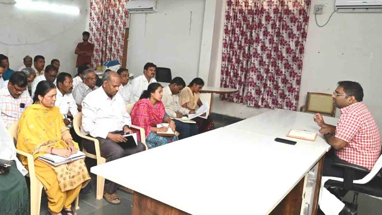 ఉద్యోగులు సమయపాలన పాటించాలి