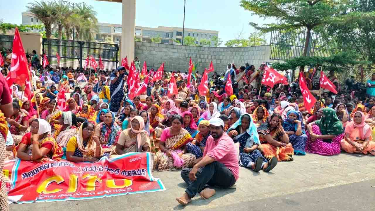 కలెక్టరేట్ ఎదుట అంగన్వాడీల ధర్నా