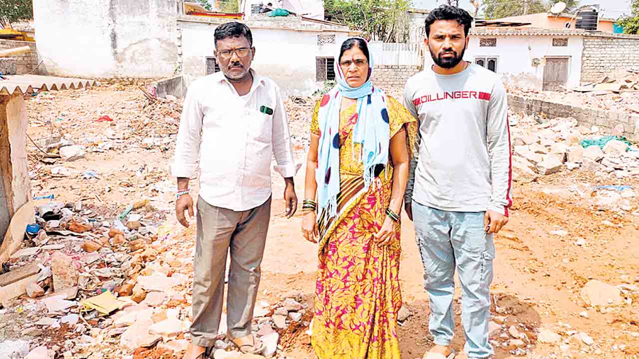 పేదల స్థలంపై కార్పొరేటర్‌ జులుం..!