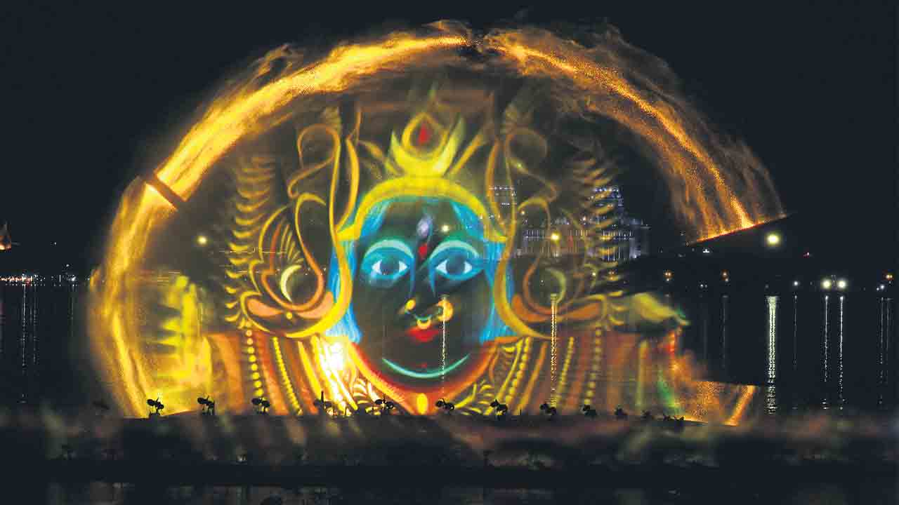సాగర్ అలలపై.. లేజర్ అందాలు