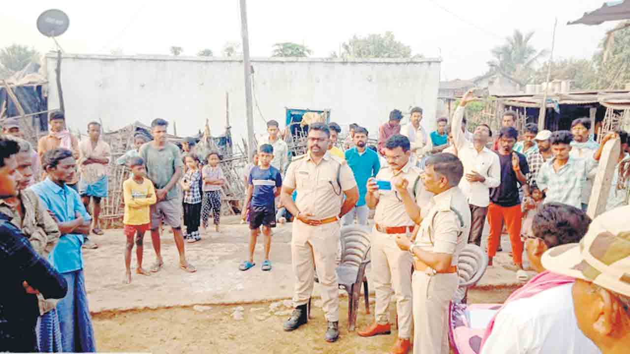వేటకు వెళ్తున్నారని చితకబాదారు