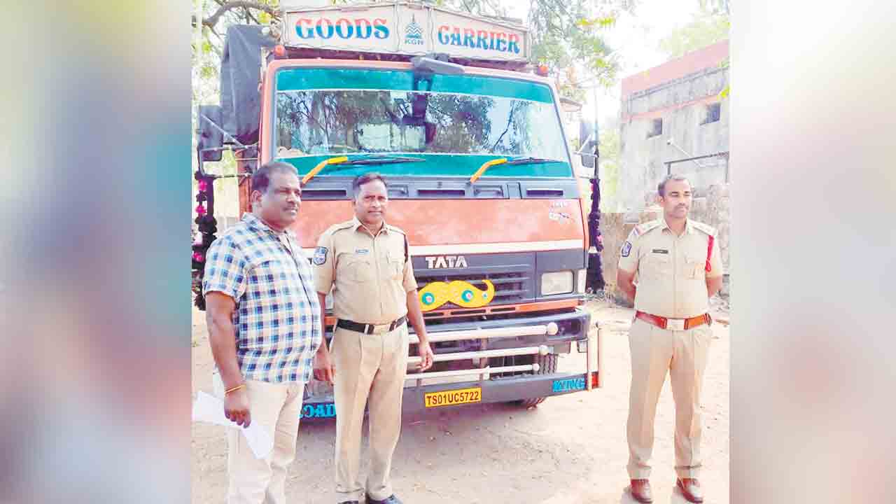 15 టన్నుల రేషన్‌ బియ్యం స్వాధీనం