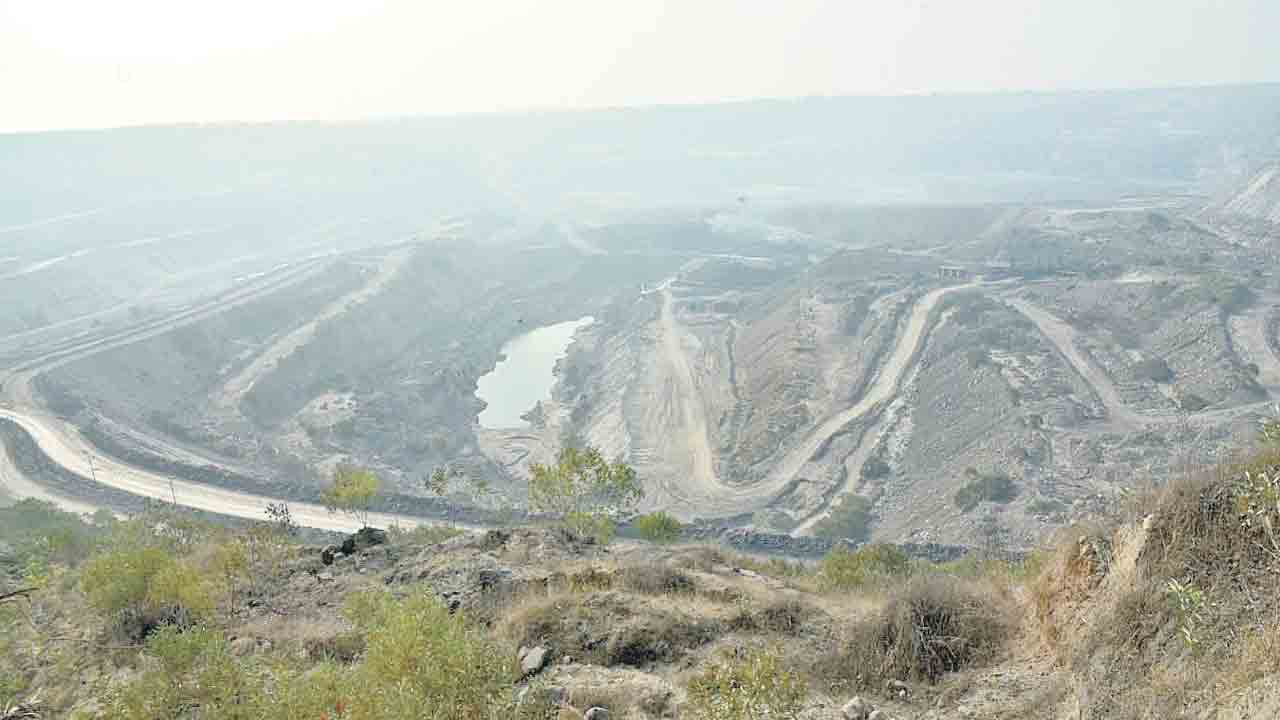 అనర్హులకు అందలం.. అర్హులకు మంగళం..