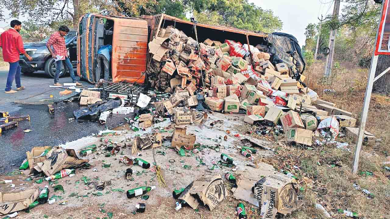 Jagtial | జగిత్యాలలో మద్యం వాహనం బోల్తా.. జనం ఏం చేశారంటే?