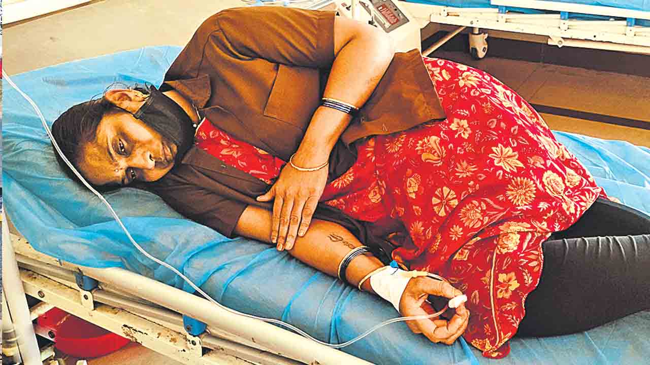 Free bus for women | ఫ్రీ బస్సులో పరిమితికి మంచి ప్రయాణికులు.. స్పృహ తప్పిపడిపోయిన కండక్టర్‌