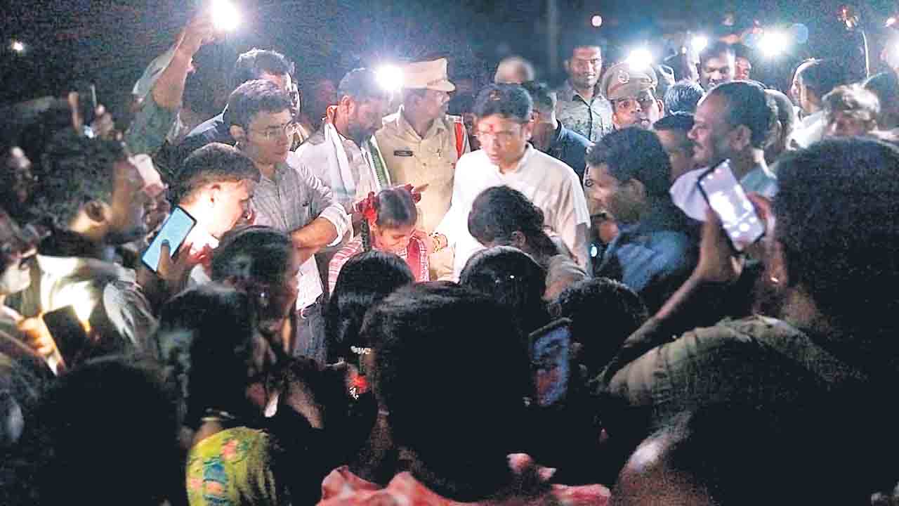 Power Cuts | సెల్‌ఫోన్ల వెలుగులో.. మంత్రి శ్రీధర్‌బాబుకూ తప్పని కరెంటు కష్టాలు