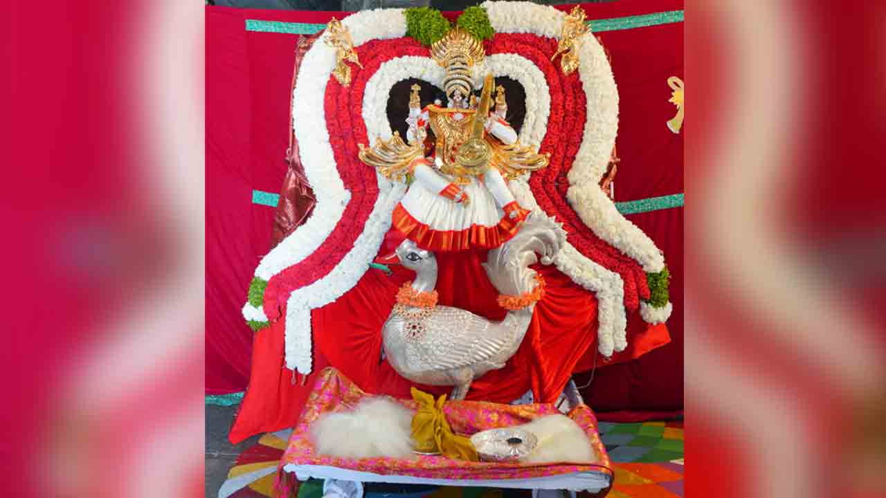 హంస వాహనంపై యాదగిరీశుడు