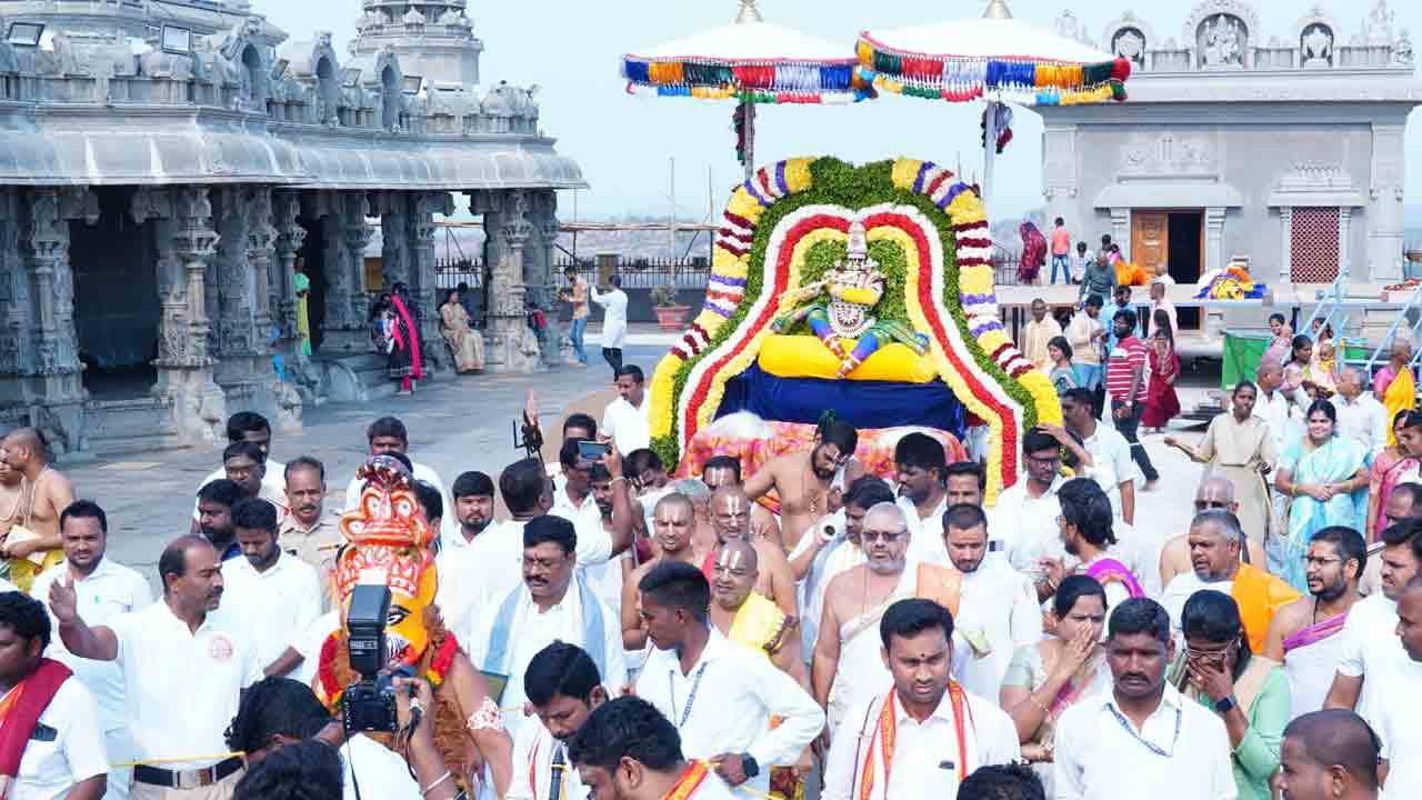 పొన్నవాహనంపై మురళీకృష్టుడిగా..