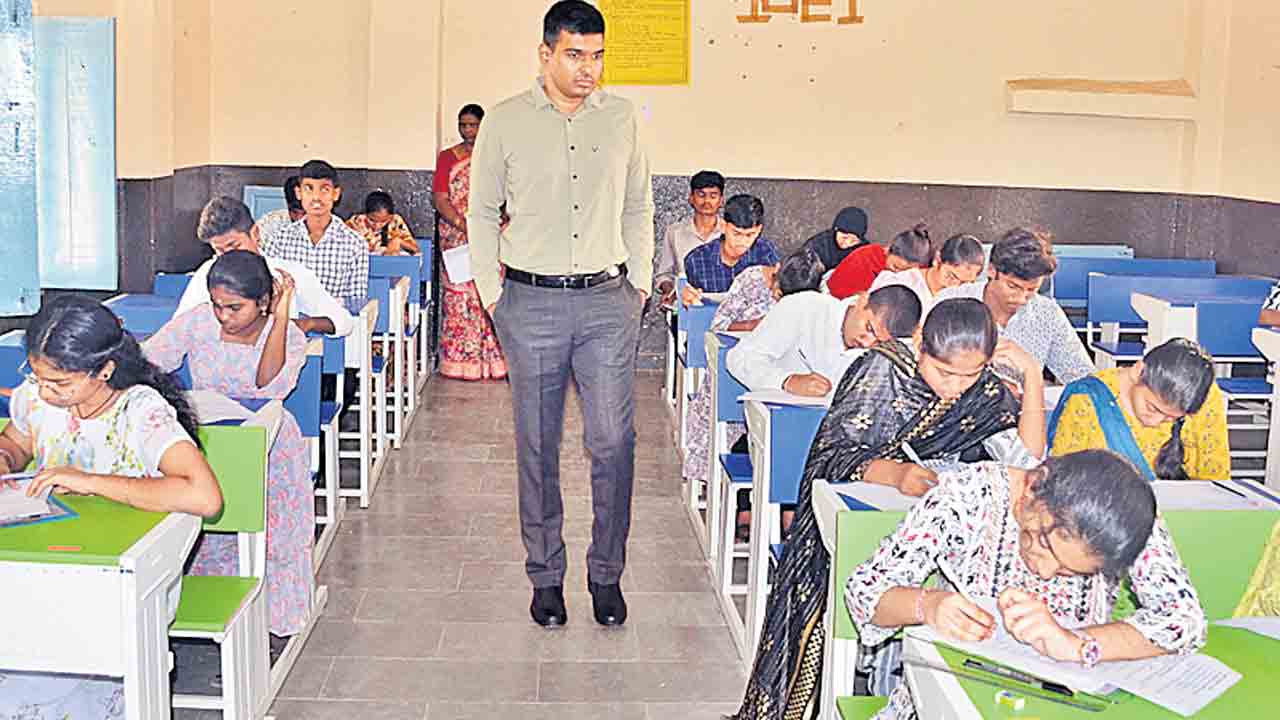 11 మంది గైర్హాజరు