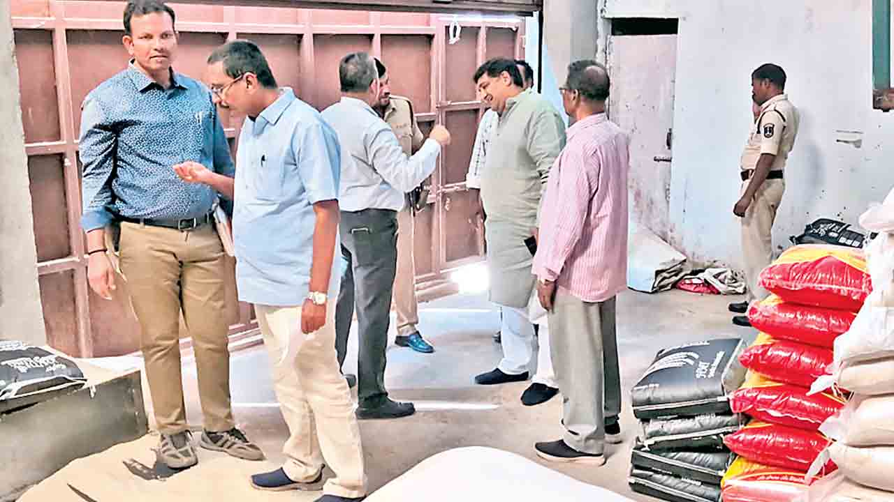 Crime News | బియ్యం ఒకటే రకం.. బ్రాండ్లు మాత్రం వేర్వేరు..