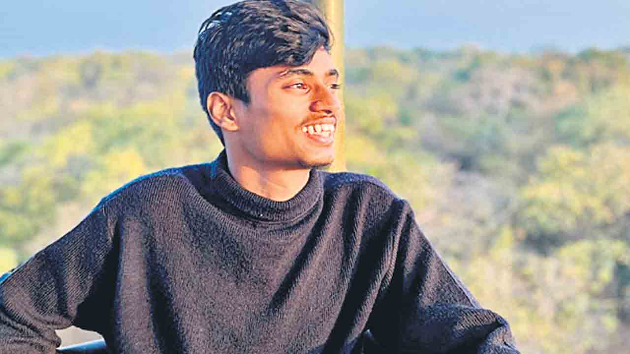 రైలెక్కే క్రమంలో.. విద్యార్థి మృతి