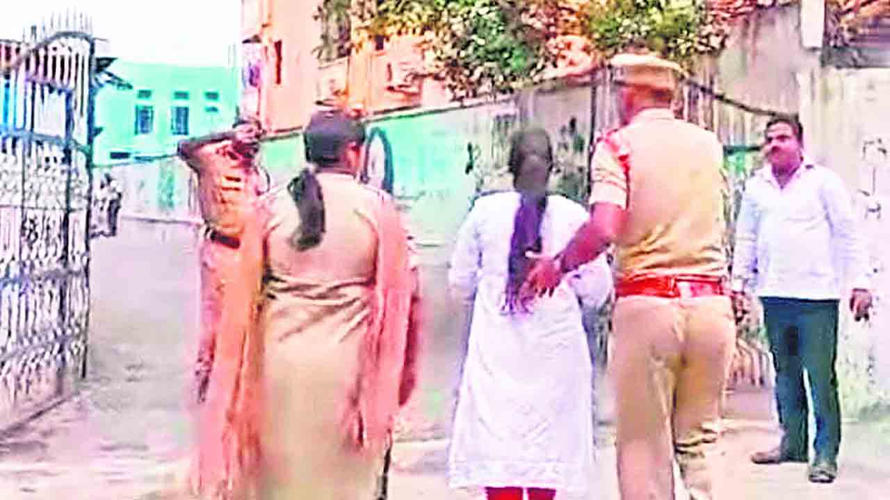 సీఐ ‘సమయ’స్ఫూర్తి.. సకాలంలో సెంటర్కు..