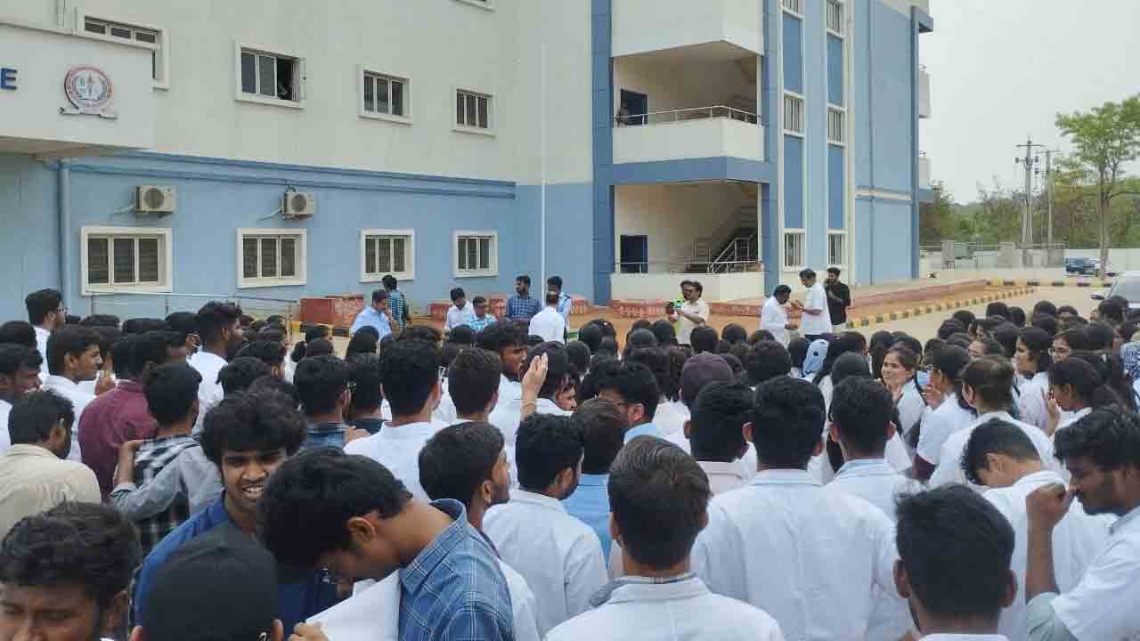 ప్రభుత్వ మెడికల్‌ కాలేజీ ఎదుట విద్యార్థినుల ధర్నా