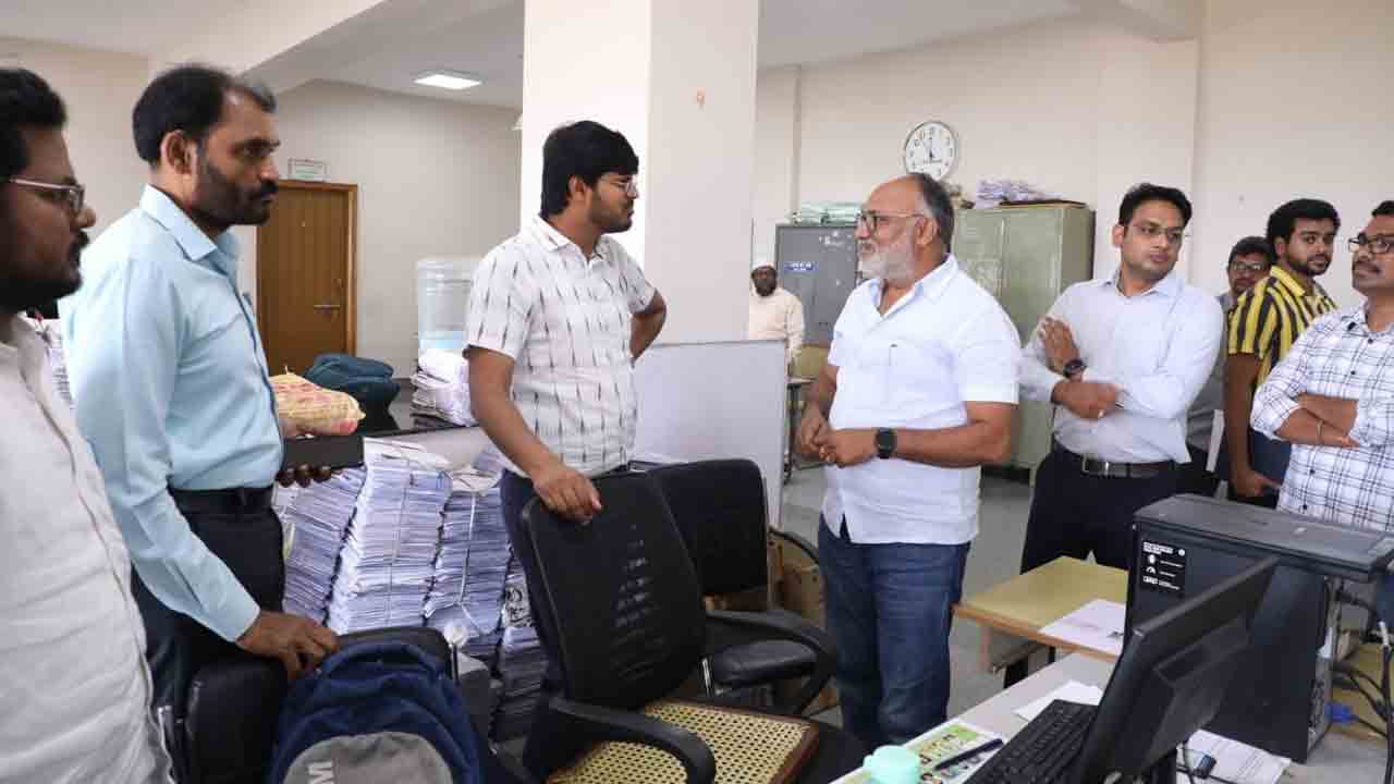 చెక్‌పోస్టుల వద్ద అలర్ట్‌గా ఉండాలి