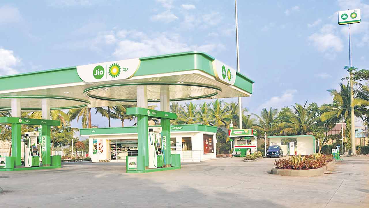 హైదరాబాద్‌లో జియో-బీపీ ఈవీ చార్జింగ్‌ స్టేషన్‌