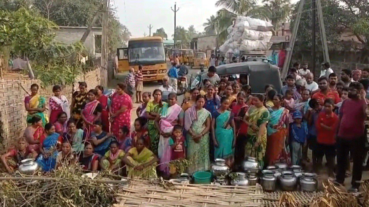 తాగునీటి కోసం మహిళల ధర్నా
