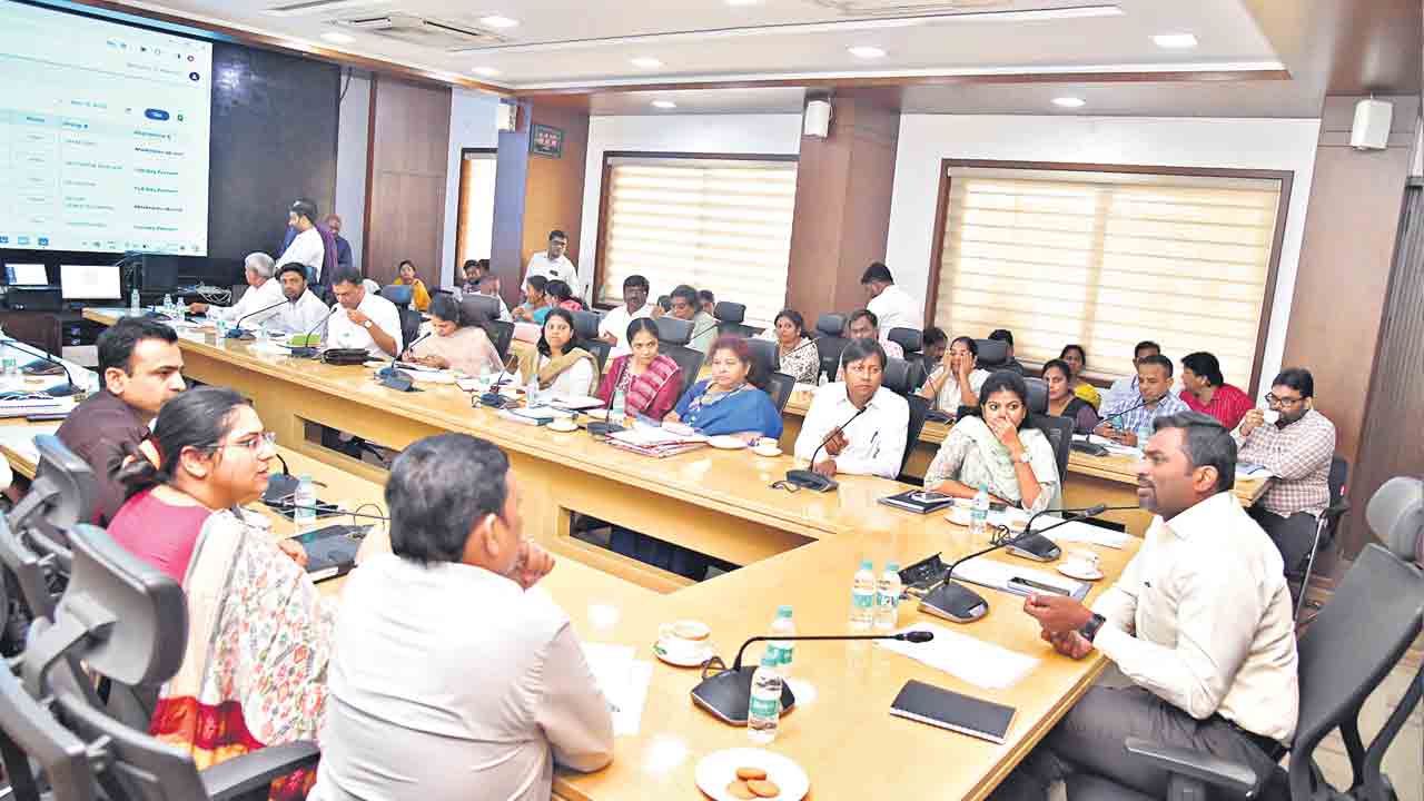 నిర్మాణ వ్యర్థాలు రోడ్లపై వేస్తే కేసు