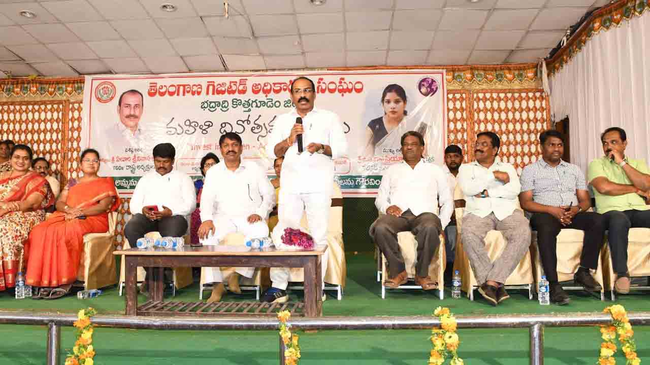 మహిళలు అన్ని రంగాల్లో రాణించాలి