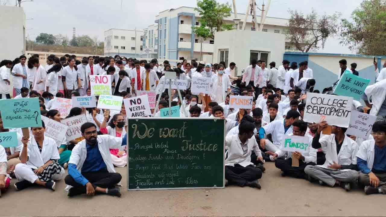 కొత్తగూడెం మెడికల్‌ కాలేజీ ఎదుట రెండోరోజూ నిరసన