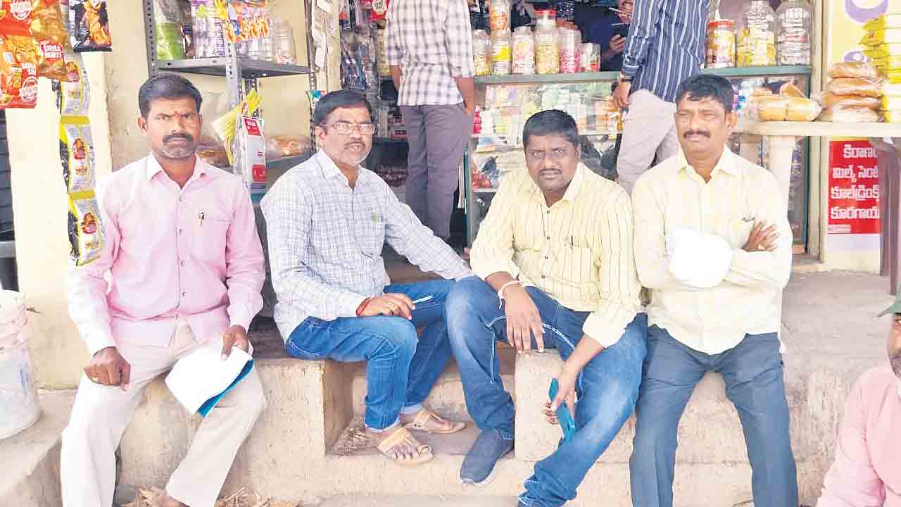 పన్నుల కోసం అధికారుల నిరసన