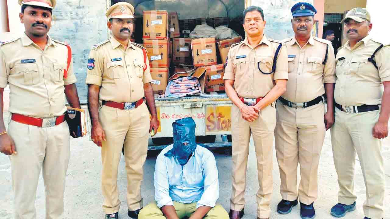 1450 కిలోల జిలెటిన్‌ స్టిక్స్‌ పట్టివేత