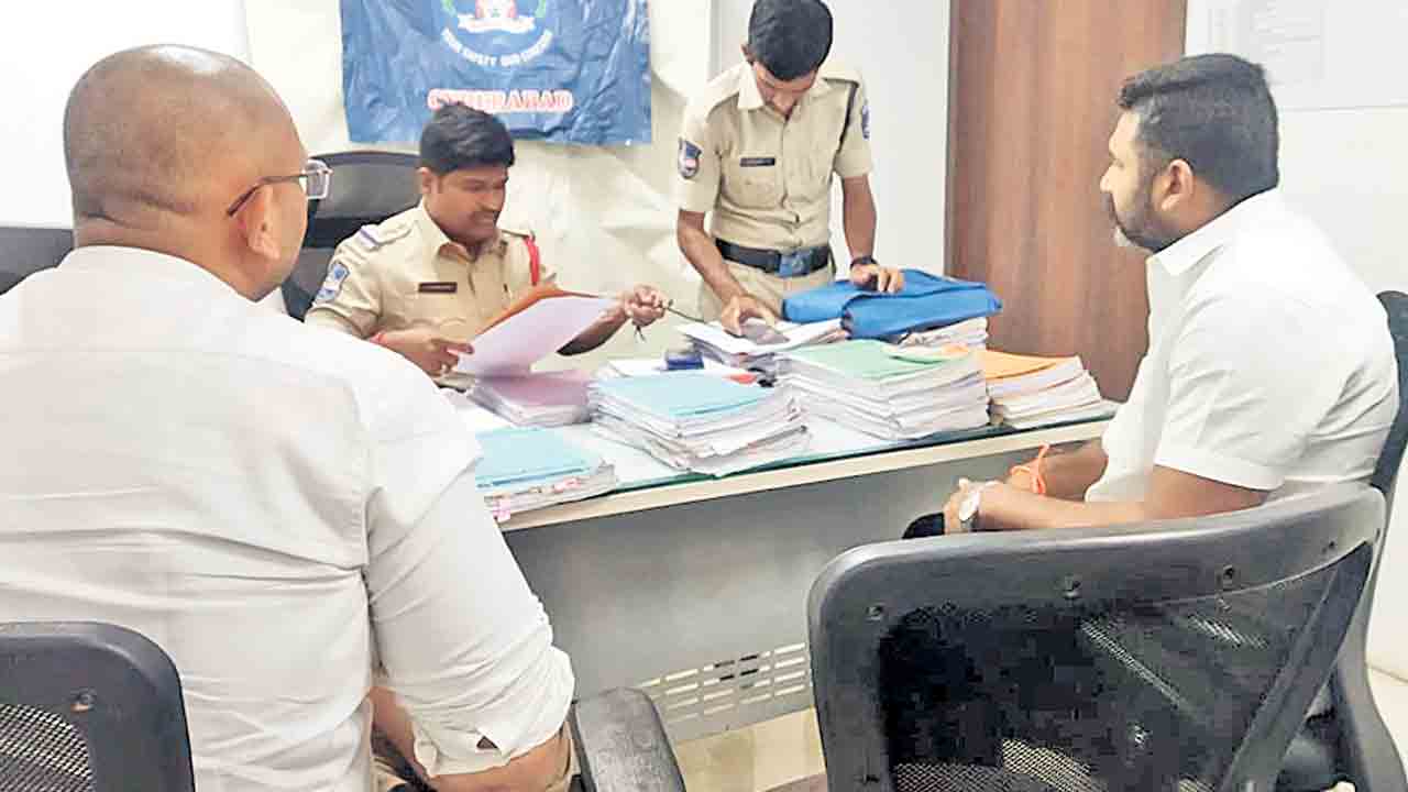 క్రిశాంక్‌పై కేసు.. ఫోన్‌ సీజ్‌