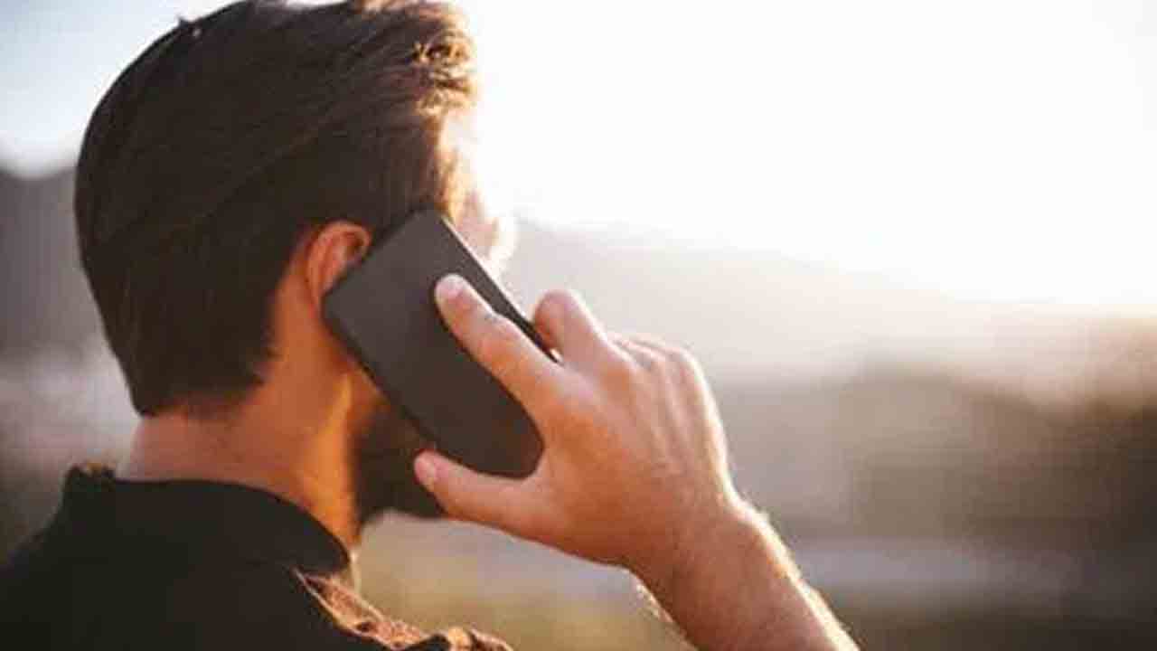 SCR | ఫోన్‌ మాట్లాడుతూ కదిలే రైలెక్కడం నేరం: ఎస్‌సీఆర్‌