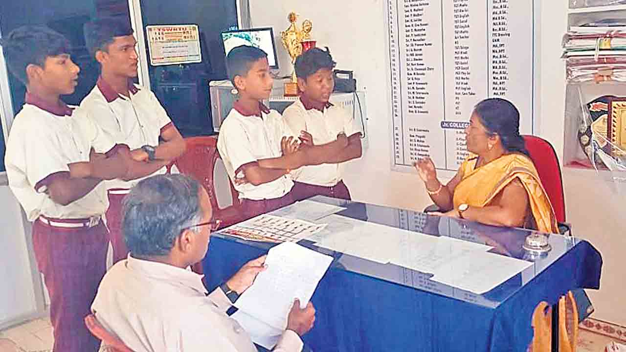 Gurukula Students | గురుకులాల్లో విద్యార్థుల ఘర్షణ.. జూనియర్లు, సీనియర్లంటూ పరస్పర దాడులు