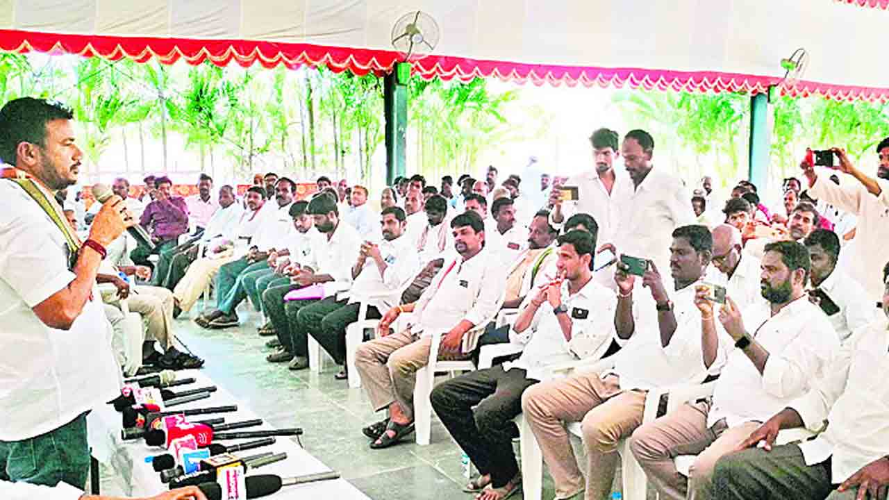 అటు ఆందోళన.. ఇటు అభినందన