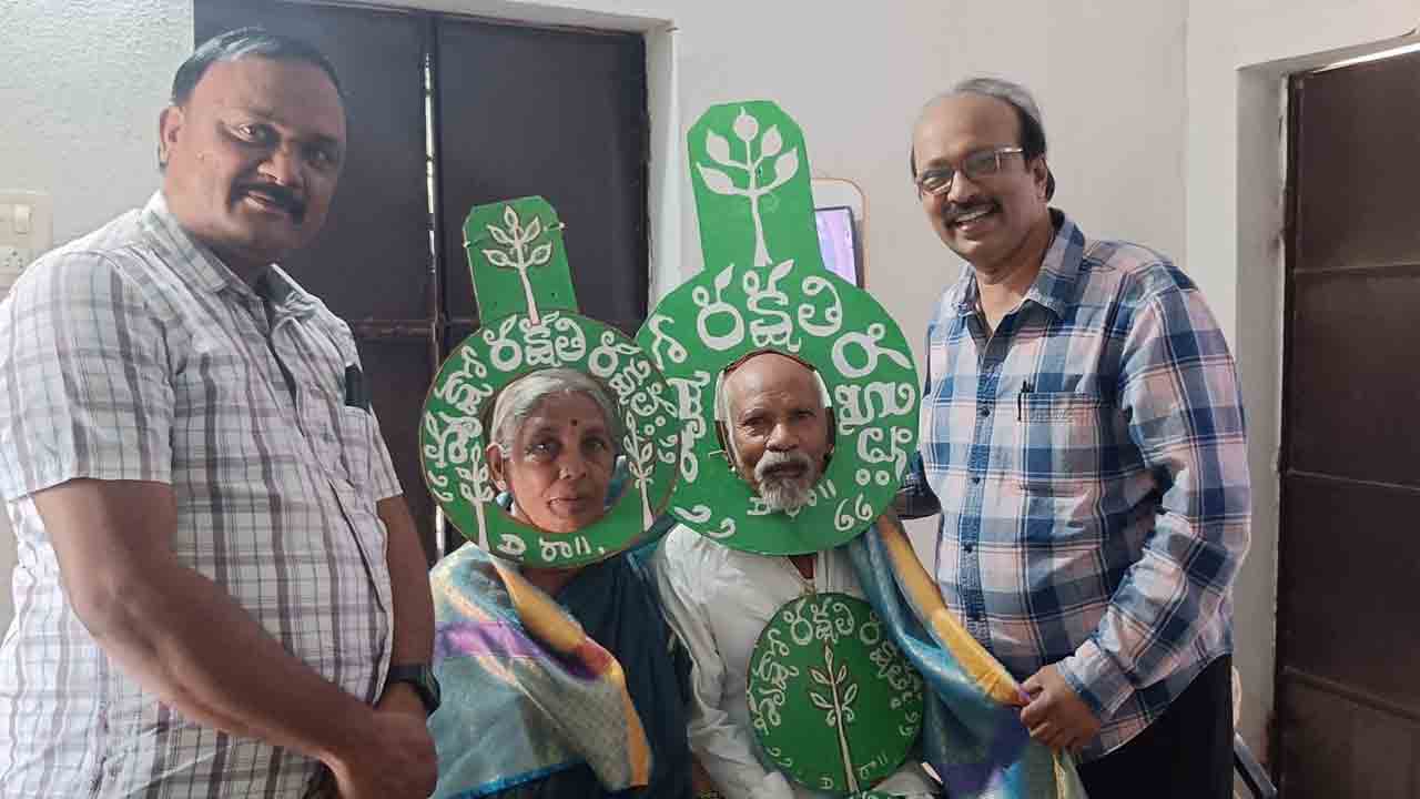 ‘వనజీవి’ దంపతులకు సన్మానం